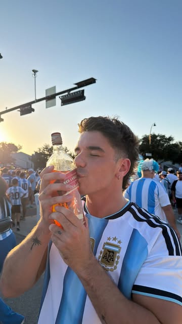 Juan Cruz Piccagli en el estadio con la camiseta de Argentina