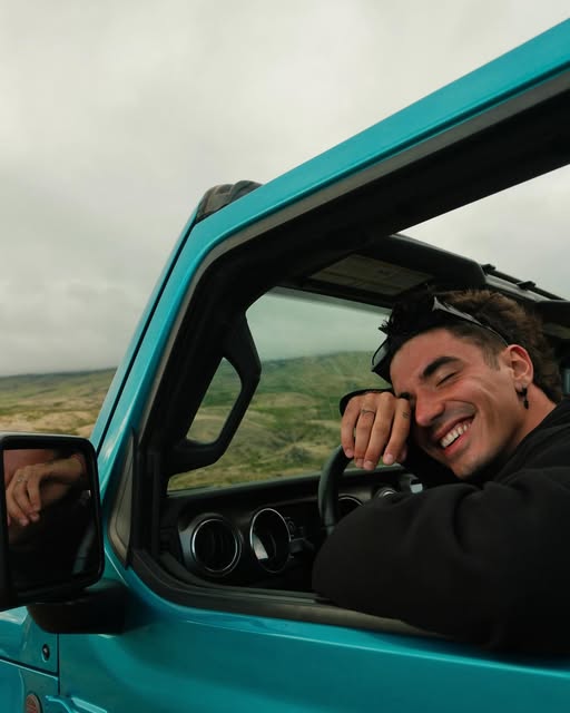 Juan Cruz Piccagli sonriendo en un 4x4
